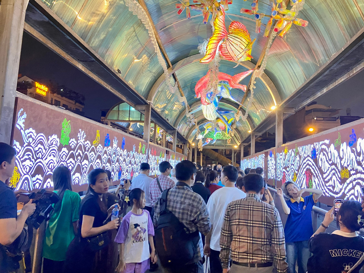 Nhiều người thích thú trải nghiệm tour đi bộ đầu tiên tại Hà Nội mà điểm đến đầu tiên là không gian nghệ thuật cầu đi bộ Trần Nhật Duật.