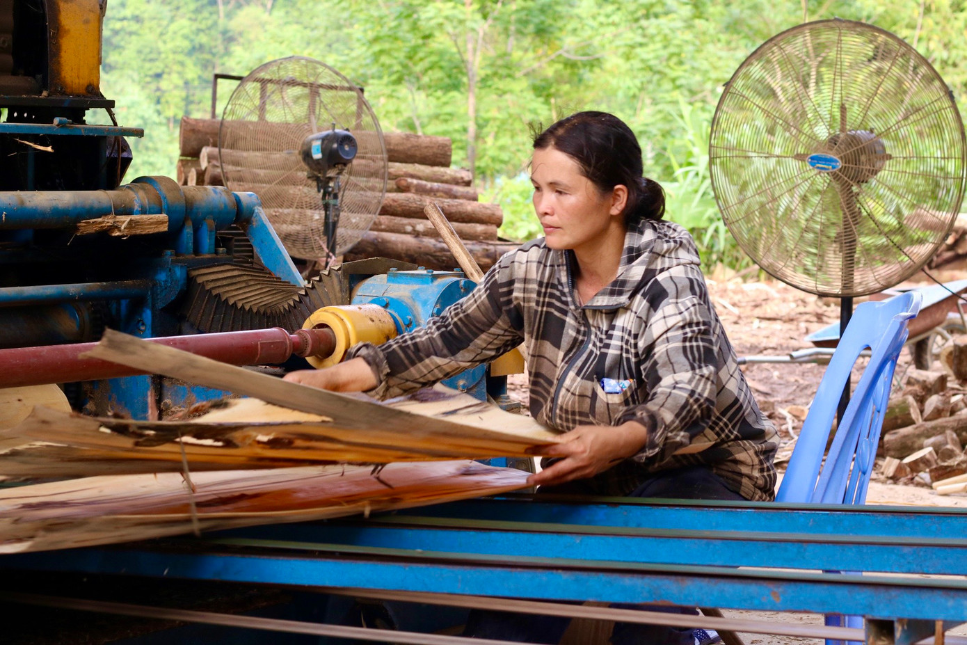 Lương của những người lao động bán thời gian được khoán theo sản phẩm, cứ hoàn thành một bó khoảng 20 tờ ván mỏng sẽ được trả công từ 4.000-5.000 đồng. Lương của những người lao động bán thời gian được khoán theo sản phẩm, cứ hoàn thành một bó khoảng 20 tờ ván mỏng sẽ được trả công từ 4.000-5.000 đồng.