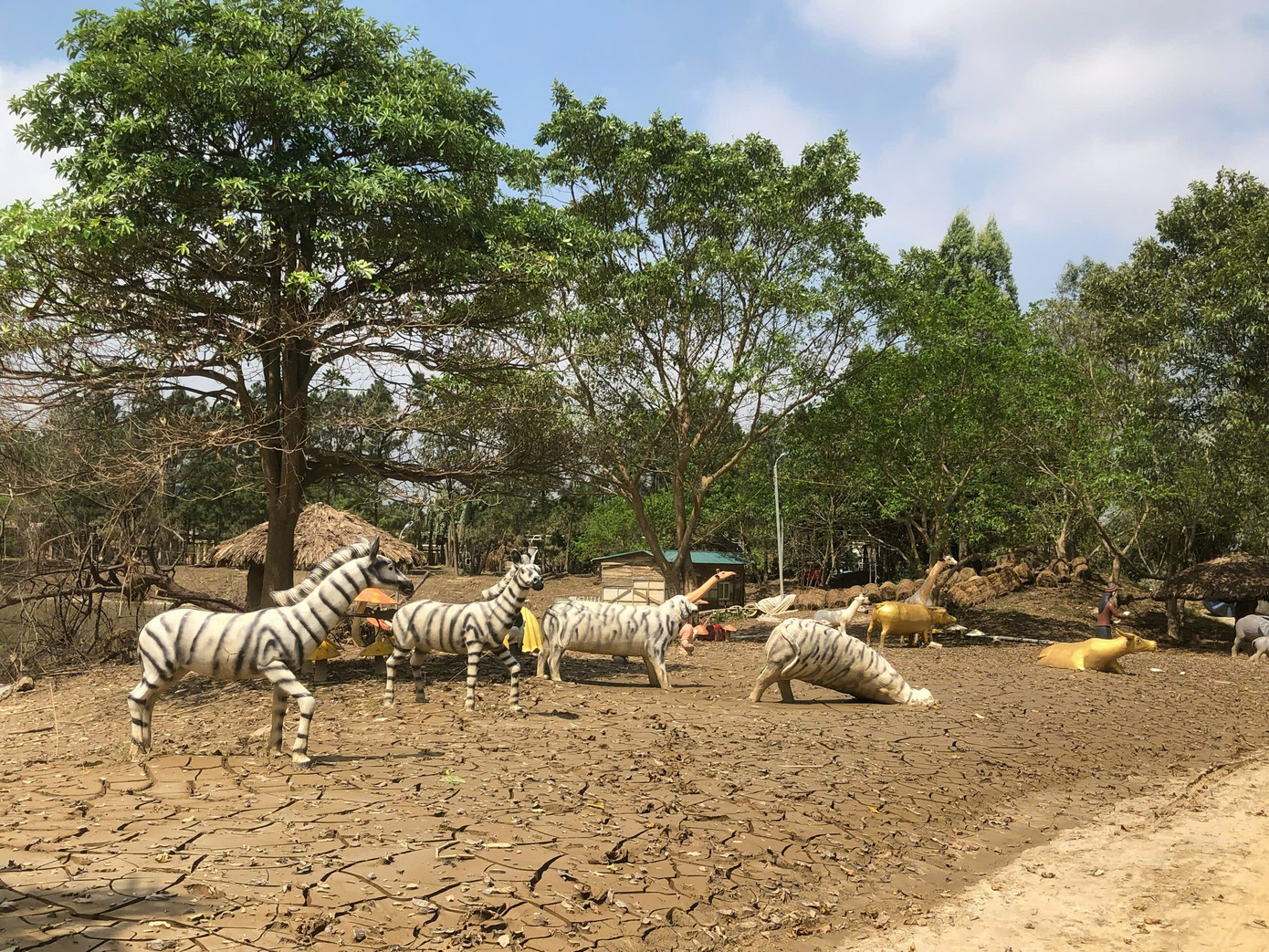 Nhiều tiểu cảnh, đồ trang trí để check-in hot hit một thời giờ ám màu bùn đất, bụi bặm.