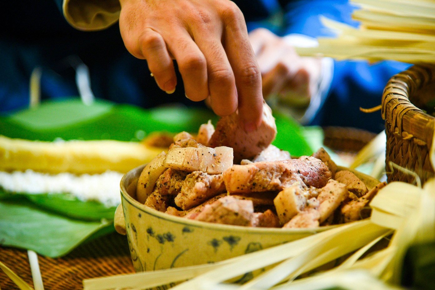 Quy trình làm ra một chiếc bánh chưng được những người thực hiện thể hiện một cách chậm rãi để người xem có thể kịp nhìn.