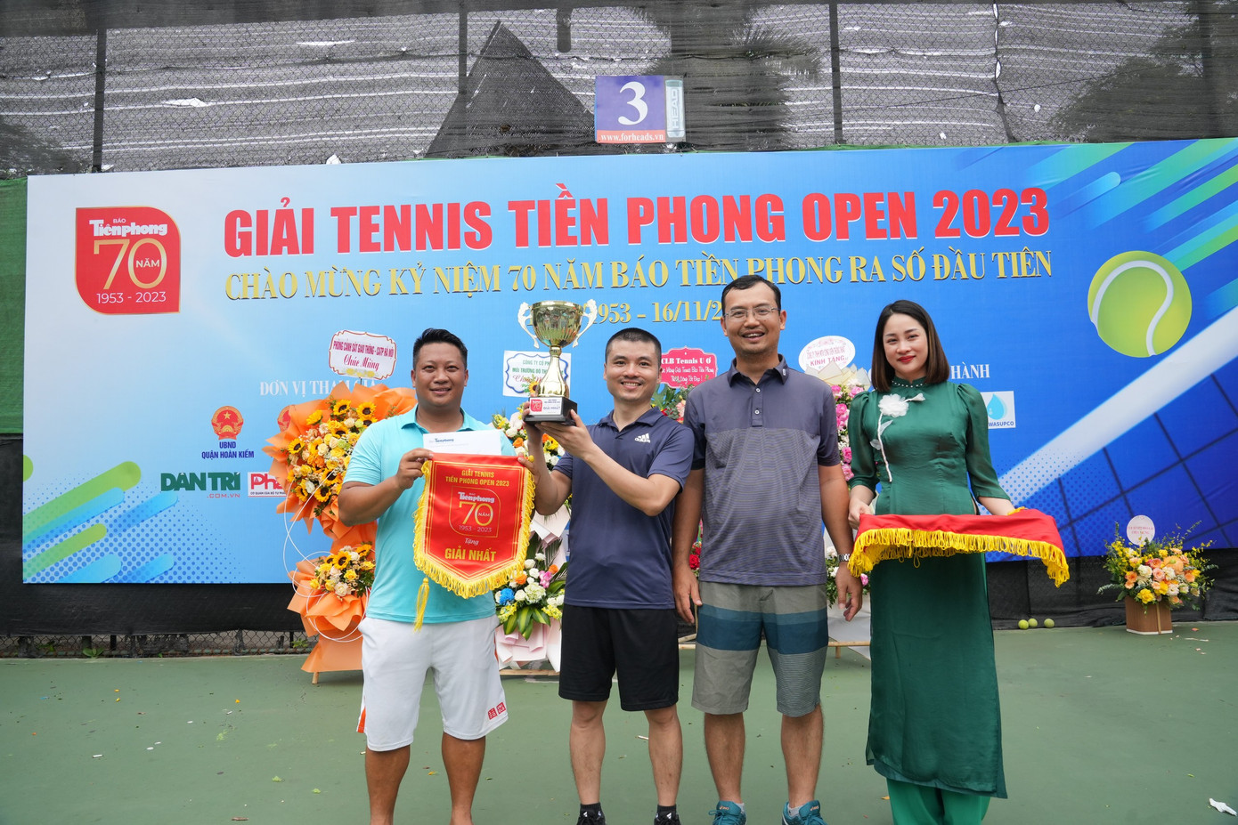 Giải Nhất cùng cúp vô địch giải đấu thuộc về cặp đôi vận động viên Phạm Tuấn Anh, Nguyễn Bá Hùng (báo Dân Trí)