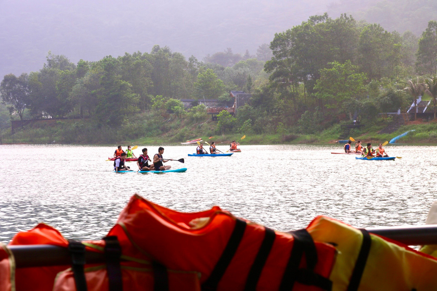 Anh Minh Long - một người làm dịch vụ cho thuê thuyền ở hồ Đồng Đò - cho biết: "Bình thường hồ Đồng Đò sẽ có khách du lịch quanh năm. Tuy nhiên bộ môn chèo thuyền thường sẽ được du khách chuộng hơn vào mùa hè. Khi trời bắt đầu hửng nắng, hoạt động chèo thuyền lại bắt đầu sôi động trở lại. Nhà tôi có khoảng 20-25 thuyền cho thuê trong đó có cả SUP và Kayak. Thuyền ở đây đều đồng giá 200.000 đồng/thuyền dành cho 2 người và không giới hạn thời gian, nếu chở quá 2 người thì mỗi người nhà thuyền sẽ tính thêm 50.000 đồng/người. Thông thường khách sẽ thích thuê SUP hơn vì nó nhẹ và dễ chèo". Anh Minh Long - một người làm dịch vụ cho thuê thuyền ở hồ Đồng Đò - cho biết: "Bình thường hồ Đồng Đò sẽ có khách du lịch quanh năm. Tuy nhiên bộ môn chèo thuyền thường sẽ được du khách chuộng hơn vào mùa hè. Khi trời bắt đầu hửng nắng, hoạt động chèo thuyền lại bắt đầu sôi động trở lại. Nhà tôi có khoảng 20-25 thuyền cho thuê trong đó có cả SUP và Kayak. Thuyền ở đây đều đồng giá 200.000 đồng/thuyền dành cho 2 người và không giới hạn thời gian, nếu chở quá 2 người thì mỗi người nhà thuyền sẽ tính thêm 50.000 đồng/người. Thông thường khách sẽ thích thuê SUP hơn vì nó nhẹ và dễ chèo".
