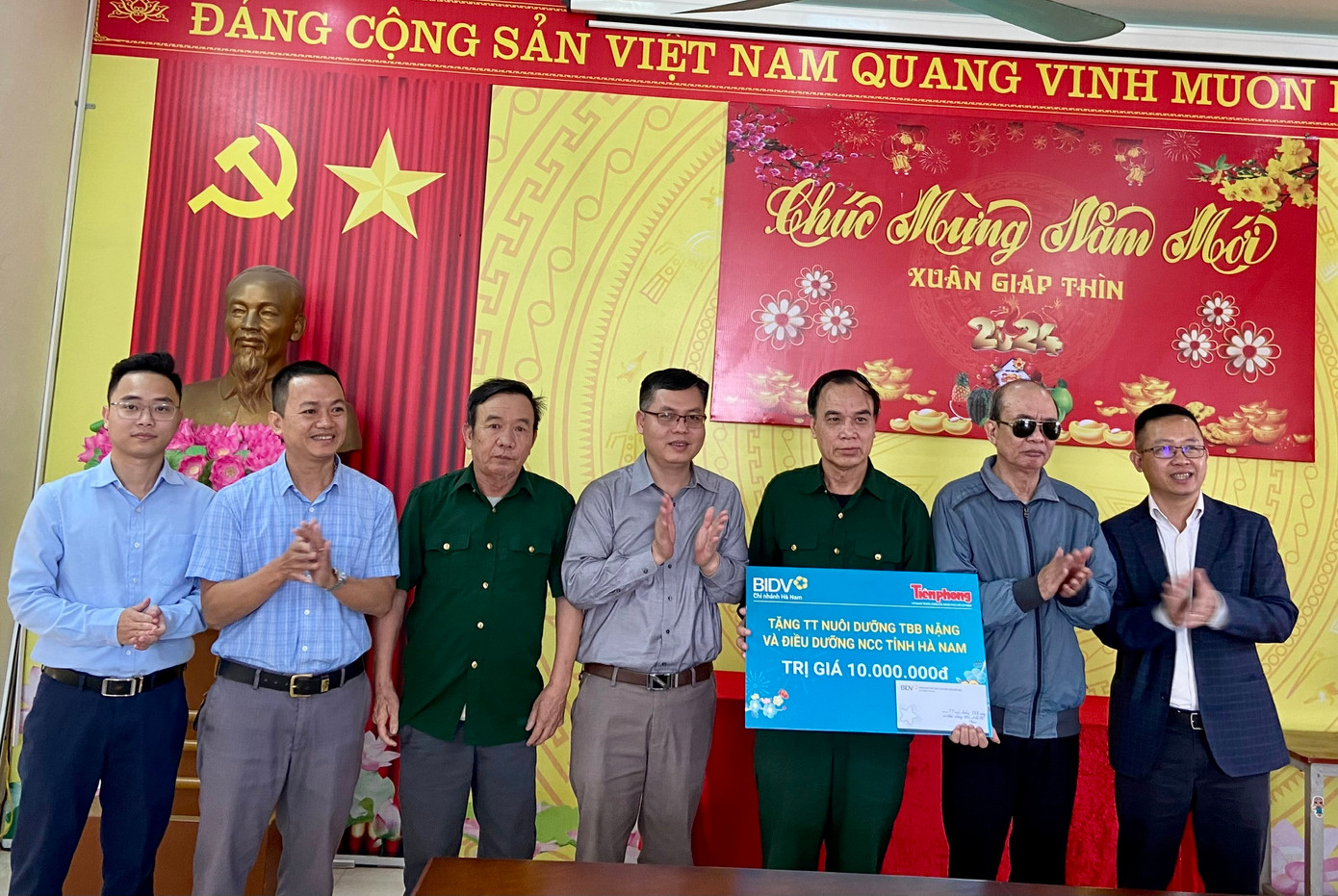 Tại Trung tâm điều dưỡng Thương binh Liêm Cần đoàn công tác đã trao tặng phần quà 10 triệu đồng cho các cô chú thương bệnh binh đang điều trị tại trung tâm.