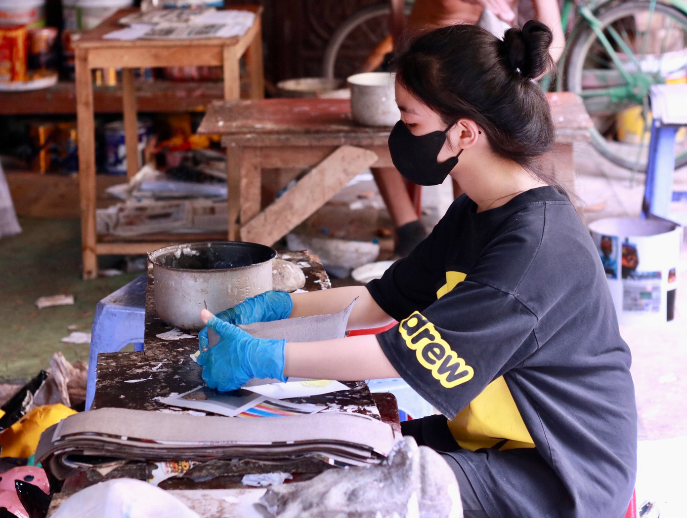 Hai vợ chồng ông Đông đã gắn bó với nghề làm mặt nạ giấy bồi hơn 40 năm nên đã thuộc "nằm lòng" quy trình làm nên một chiếc mặt nạ giấy bồi đẹp, đạt chuẩn. Ông Đông chia sẻ: "Để tạo ra một chiếc mặt nạ giấy bồi không quá khó nhưng đòi hỏi người làm phải có sự khéo léo, tỉ mỉ, nhất là trong khi vẽ lên mặt nạ. Những chiếc mặt nạ sau khi hoàn thành phải toát lên được thần thái, thể hiện được cái hồn của nhân vật. Để cho sản phẩm ấn tượng hơn, người thợ sẽ sử dụng những màu sắc tươi sáng điểm thêm vào các chi tiết như râu, mắt, ... để tạo sự sinh động, gần gũi với người dùng".