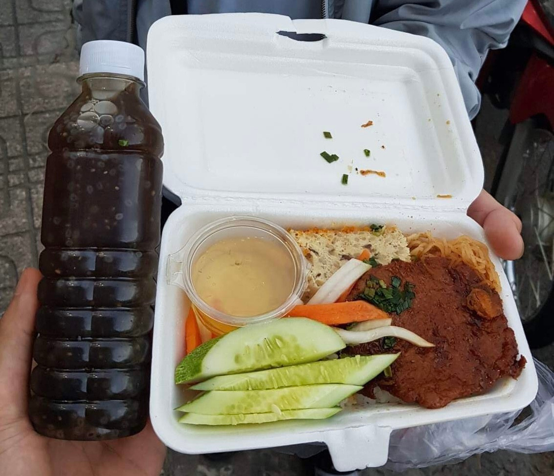 Phần ăn đầy đủ rau, món mặn và nước được các bạn chuẩn bị. Nhóm mới thành lập từ đầu tháng 3 năm 2023, đến nay đã thực hiện được 4 đợt phát cơm cho người vô gia cư.