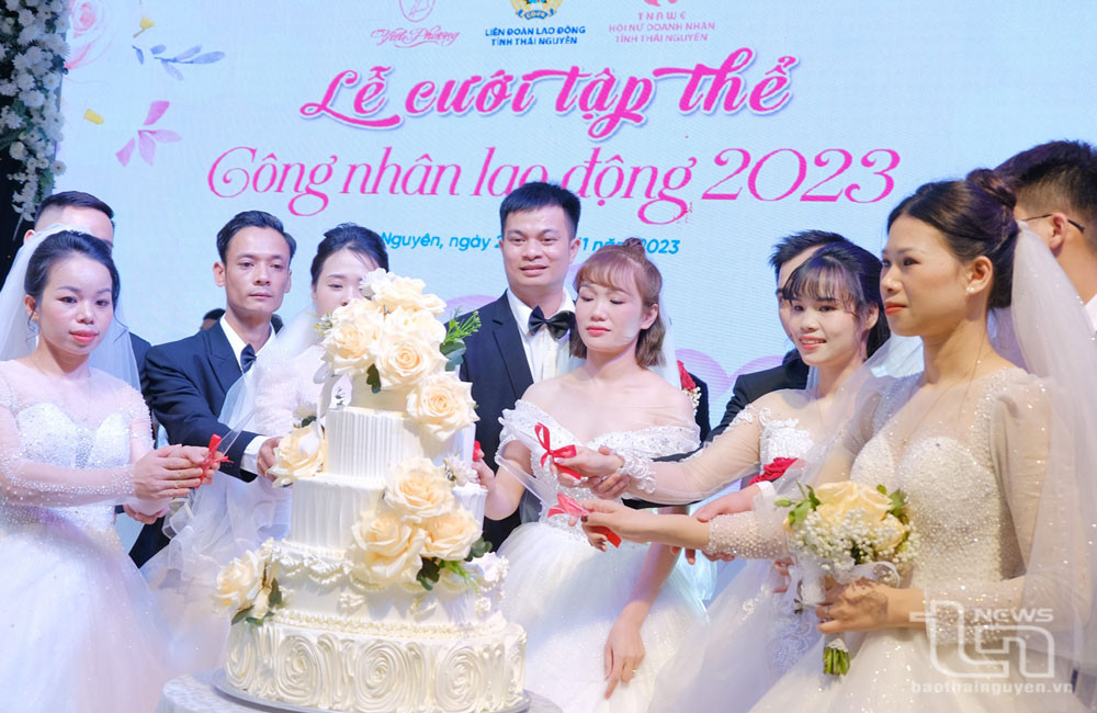 Các cặp đôi thực hiện nghi lễ cắt bánh trong lễ cưới. Ảnh: Báo Thái Nguyên Các cặp đôi thực hiện nghi lễ cắt bánh trong lễ cưới. Ảnh: Báo Thái Nguyên