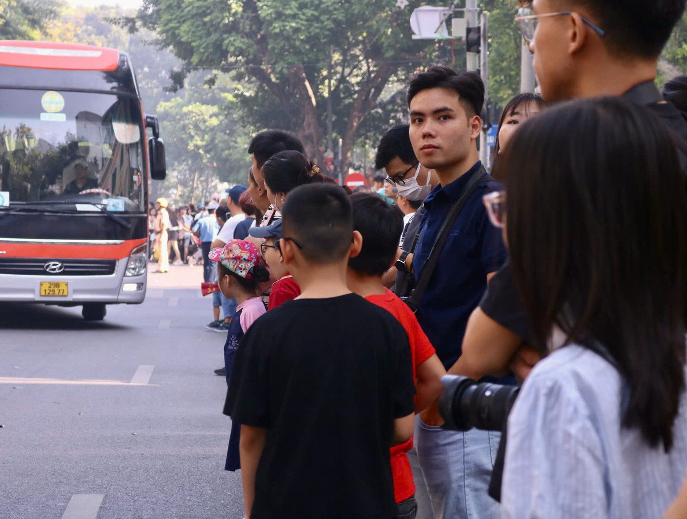 Người dân được lực lượng chức năng hướng dẫn đứng 2 bên đường để các phương tiện giao thông có thể di chuyển qua, tránh ách tắc.