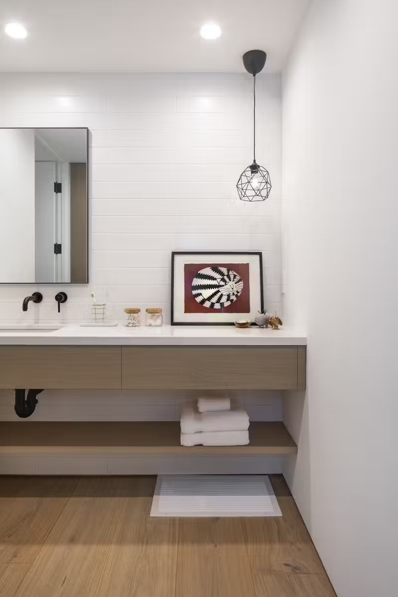 Không gian phòng tắm được thiết kế đơn giản nhưng vẫn đảm bảo đủ công năng và gọn mắt.