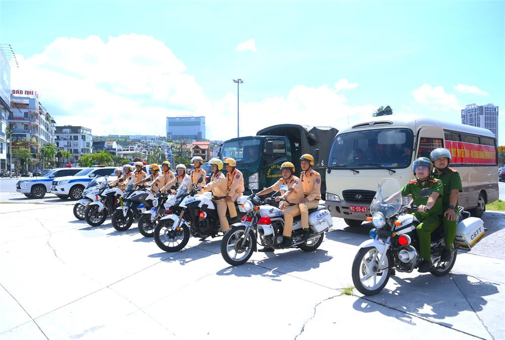 Các lực lượng tham gia tuần hành.