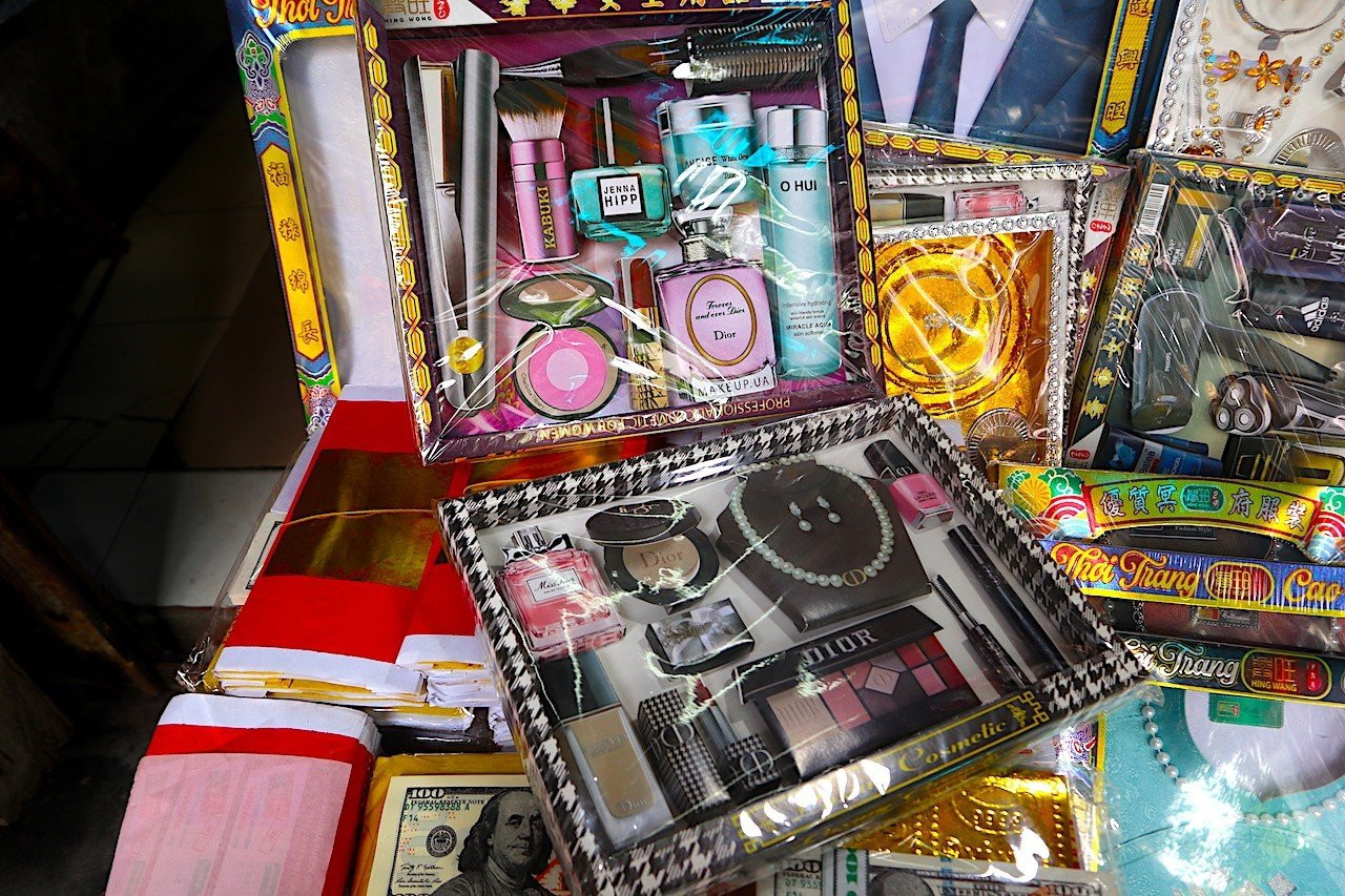 Những bộ mĩ phẩm hàng mã được làm với mẫu mã giống y hàng thật Những bộ mĩ phẩm hàng mã được làm với mẫu mã giống y hàng thật