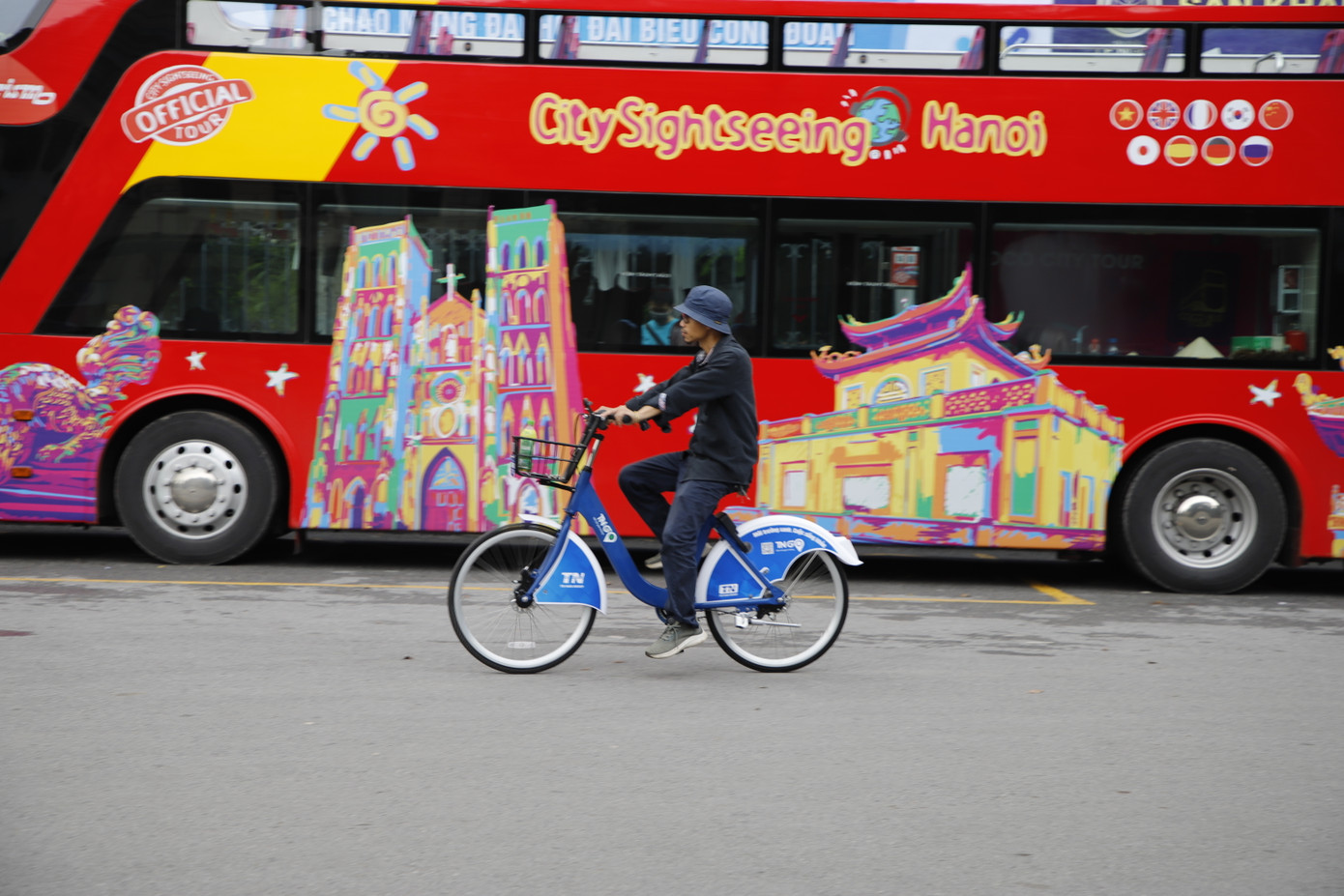 Bạn Khánh Huyền (Ba Đình) chia sẻ: "Sau khi trải nghiệm thử tôi cảm thấy dịch vụ này khá hay và cần được nhân rộng. Đi xe đạp không chỉ giúp bảo vệ môi trường sống mà chúng ta còn có thể rèn luyện sức khỏe. Hơn thế nữa, những vị trí đặt xe đều rất gần các địa điểm tham quan nổi tiếng của Hà Nội, du khách thay vì ngồi trên taxi thì có thể đi dạo phố bằng xe đạp để có được trải nghiệm chân thực hơn về nhịp sống thủ đô." Bạn Khánh Huyền (Ba Đình) chia sẻ: "Sau khi trải nghiệm thử tôi cảm thấy dịch vụ này khá hay và cần được nhân rộng. Đi xe đạp không chỉ giúp bảo vệ môi trường sống mà chúng ta còn có thể rèn luyện sức khỏe. Hơn thế nữa, những vị trí đặt xe đều rất gần các địa điểm tham quan nổi tiếng của Hà Nội, du khách thay vì ngồi trên taxi thì có thể đi dạo phố bằng xe đạp để có được trải nghiệm chân thực hơn về nhịp sống thủ đô."