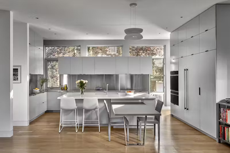 Khu bếp được bố trí chuyển tiếp nối liền giữa nấu nướng và thư giãn. Vì gia chủ thường dùng bữa cùng gia đình tại đây, bàn ăn bốn người đã được tích hợp trực tiếp làm tăng chức năng nhưng vẫn đảm bảo thẩm mỹ.