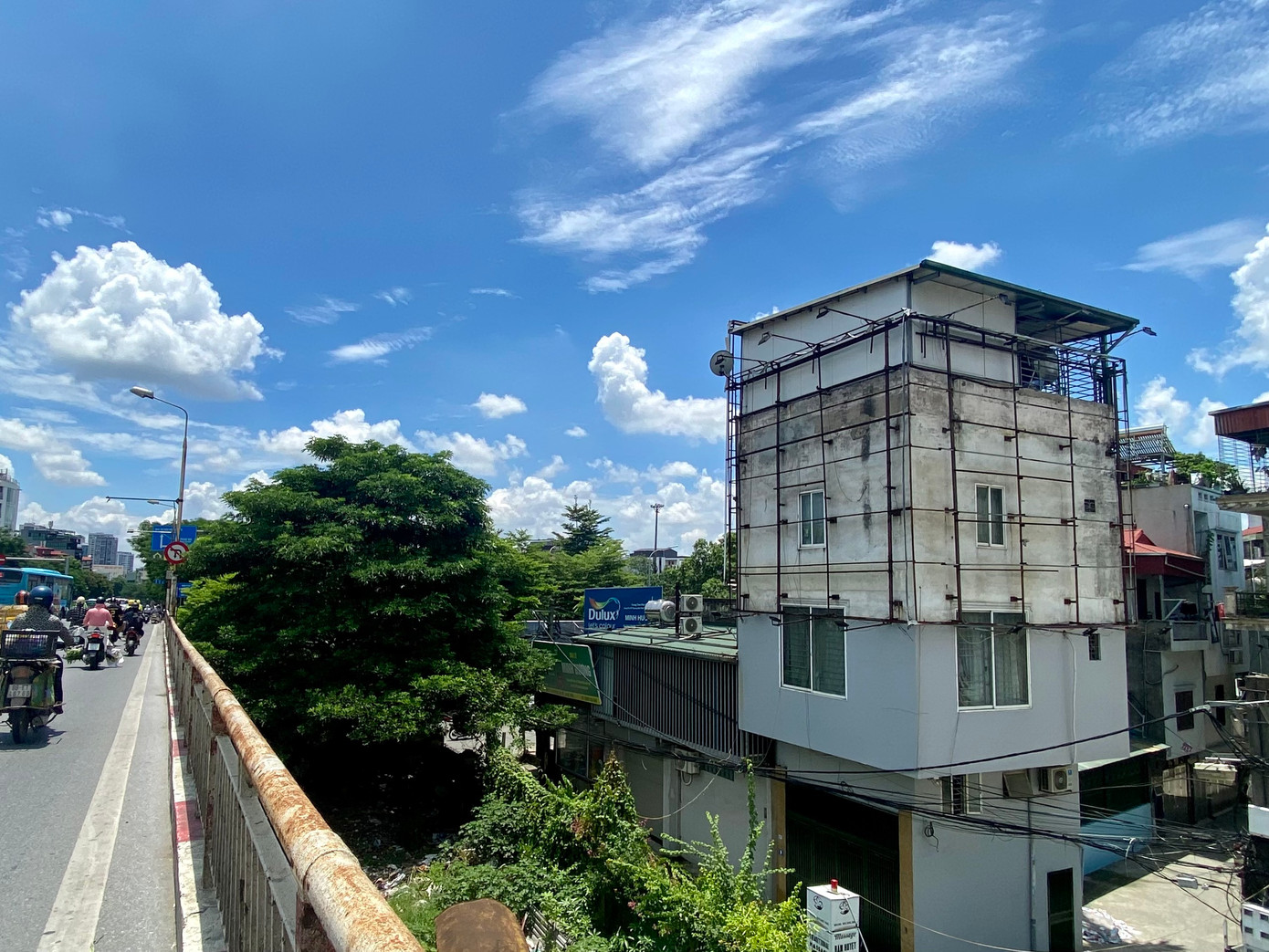 Căn nhà gần cầu Chương Dương có vị trí đẹp nên được đóng lắp khung quảng cáo ở 3 mặt căn nhà để chờ người thuê quảng cáo.