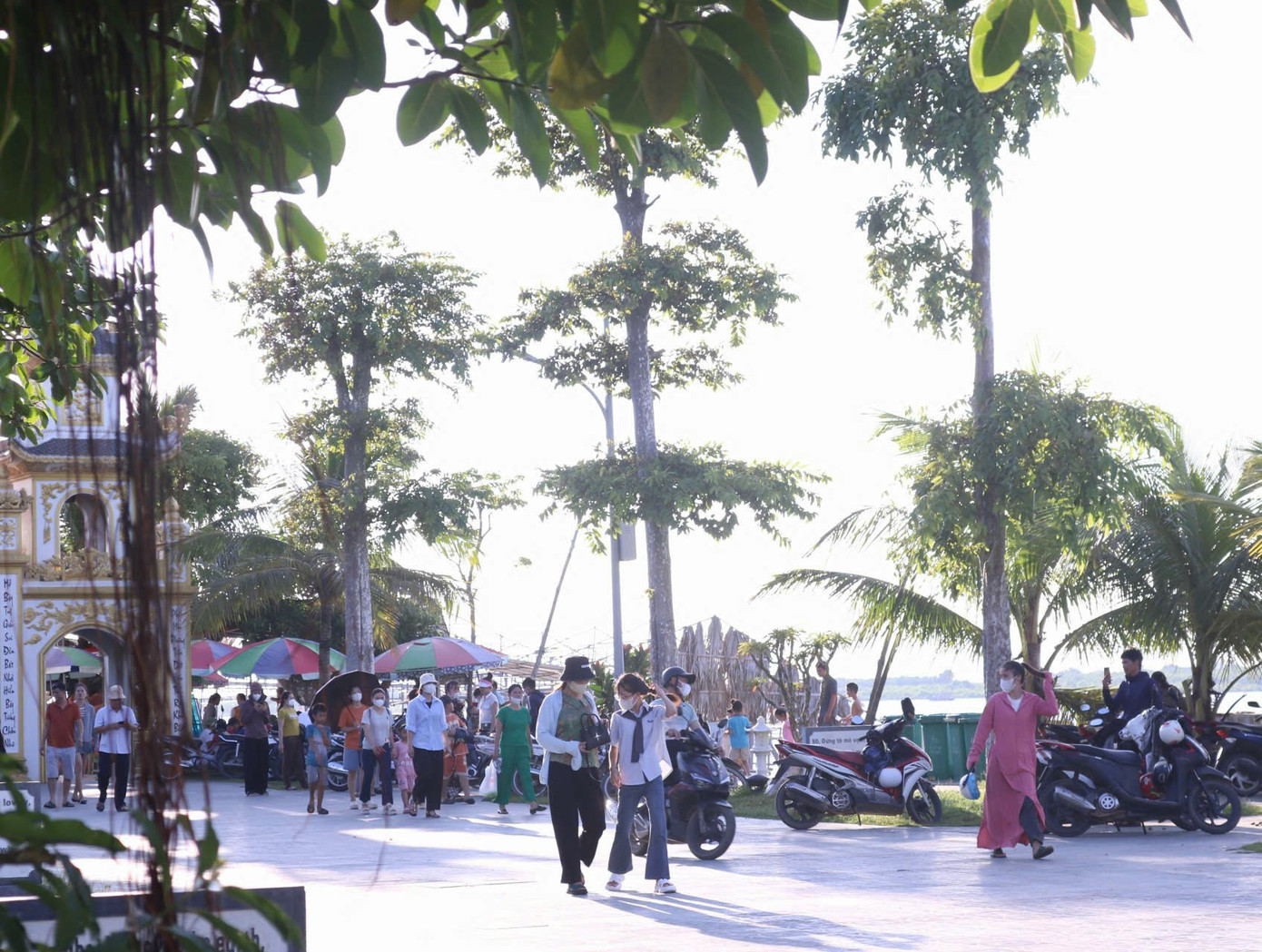 Tuy là ngày cuối cùng của dịp nghỉ lễ 2/9 nhưng chùa Bụt (Hoằng Trường, Hoằng Hóa, Thanh Hóa) vẫn thu hút khách thập phương đến tham quan, check-in.