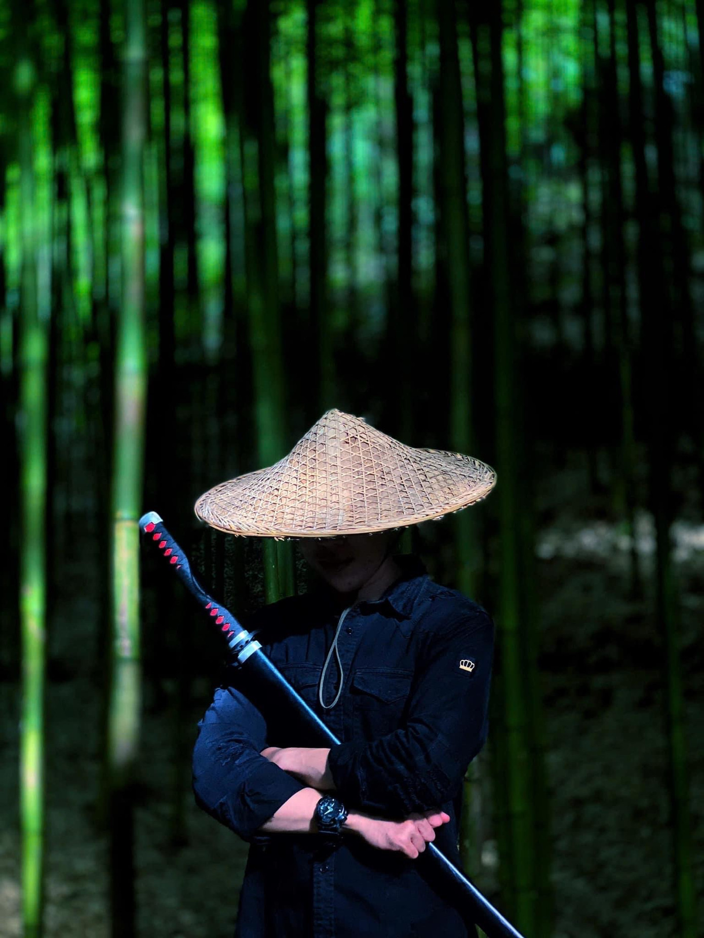 Đến với rừng trúc Mồ Dề, nhiều du khách còn hóa trang thành những chàng kiếm khách, những tiểu cô nương váy áo lượt là như trong phim cổ trang Trung Quốc.