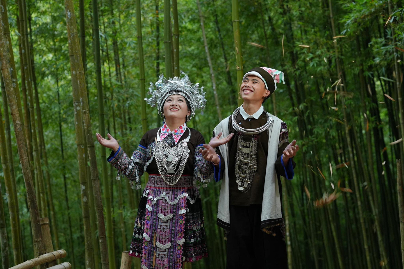 Ngoài trang phục như phim kiếm hiệp, những bộ trang phục độc đáo cũng được khách du lịch ưa chuộng.