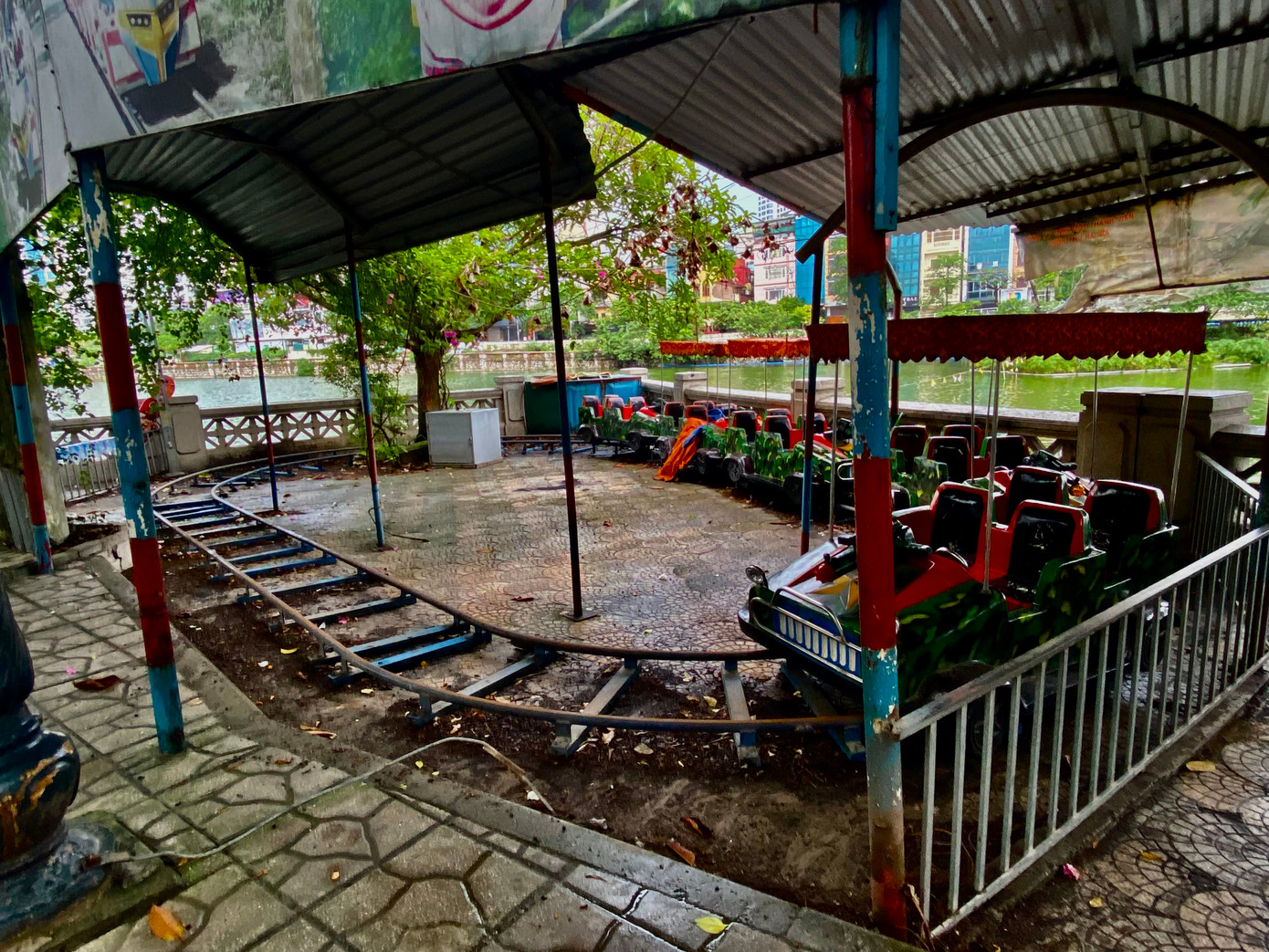 Khu vui chơi của thiếu nhi nhiều nơi đang dần bị hoang hóa, bẩn thỉu, trời nắng thì bám bụi, trời mưa thì bẩn thỉu. Khu vui chơi của thiếu nhi nhiều nơi đang dần bị hoang hóa, bẩn thỉu, trời nắng thì bám bụi, trời mưa thì bẩn thỉu.