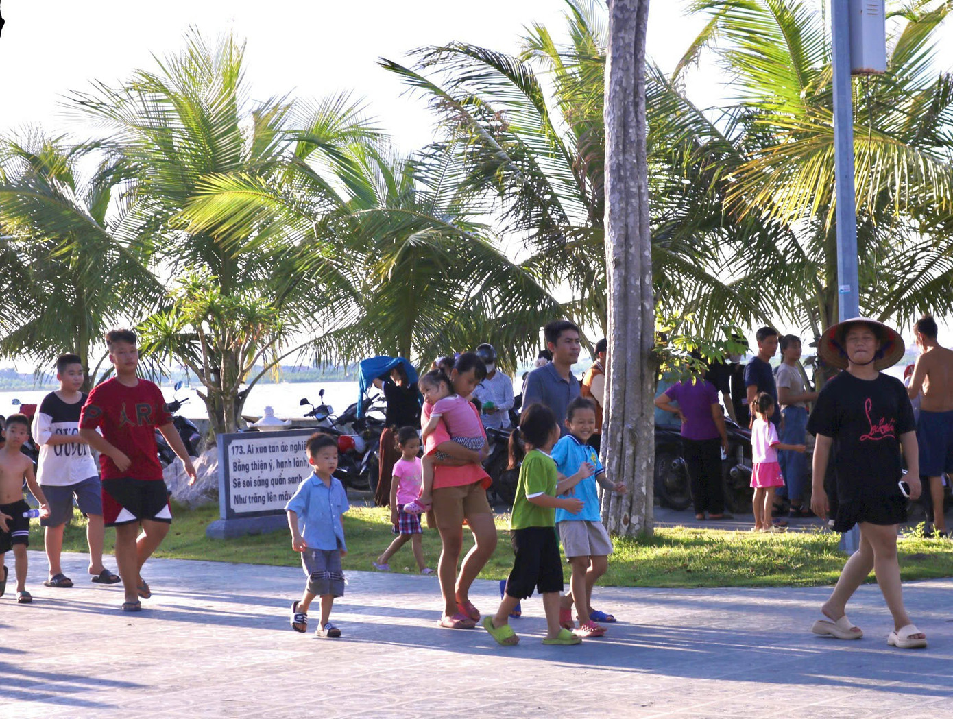 Tuy là ngày cuối cùng của dịp nghỉ lễ 2/9 nhưng chùa Bụt (Hoằng Trường, Hoằng Hóa, Thanh Hóa) vẫn thu hút khách thập phương đến tham quan, check-in.