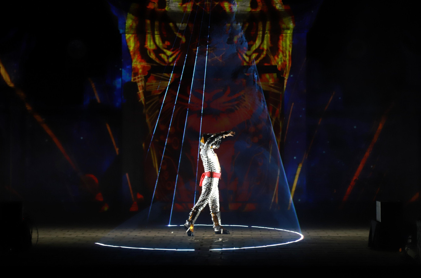 Màn trình diễn "Nam Giang dậy sóng/ Quốc thống xưng vương" diễn ra tại buổi lễ toát lên khí thế hào hùng về một thời oanh liệt dựng nước và giữ nước dưới sự lãnh đạo của vua Ngô Quyền. Màn trình diễn "Nam Giang dậy sóng/ Quốc thống xưng vương" diễn ra tại buổi lễ toát lên khí thế hào hùng về một thời oanh liệt dựng nước và giữ nước dưới sự lãnh đạo của vua Ngô Quyền.