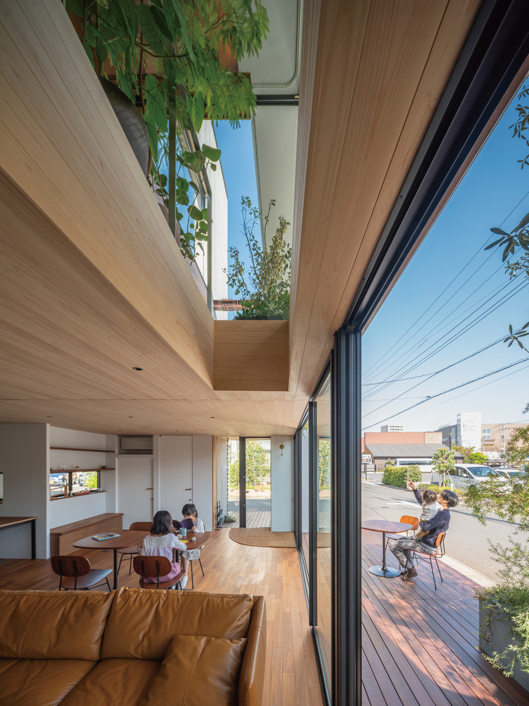 Thông qua việc chia sẻ không gian và những niềm vui thường nhật theo cách này, kiến trúc sư hy vọng từng bước xây dựng các mối quan hệ nhẹ nhàng nhưng đầy ý nghĩa. Thông qua việc chia sẻ không gian và những niềm vui thường nhật theo cách này, kiến trúc sư hy vọng từng bước xây dựng các mối quan hệ nhẹ nhàng nhưng đầy ý nghĩa.