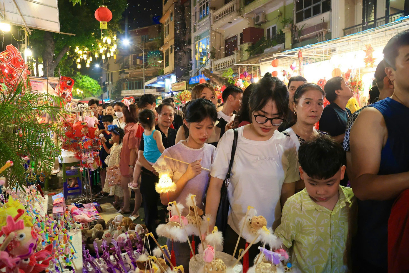 Theo ghi nhận tối 15/9 tại phố Hàng Mã, hàng nghìn người đổ về đây để chơi Tết Trung thu sớm.