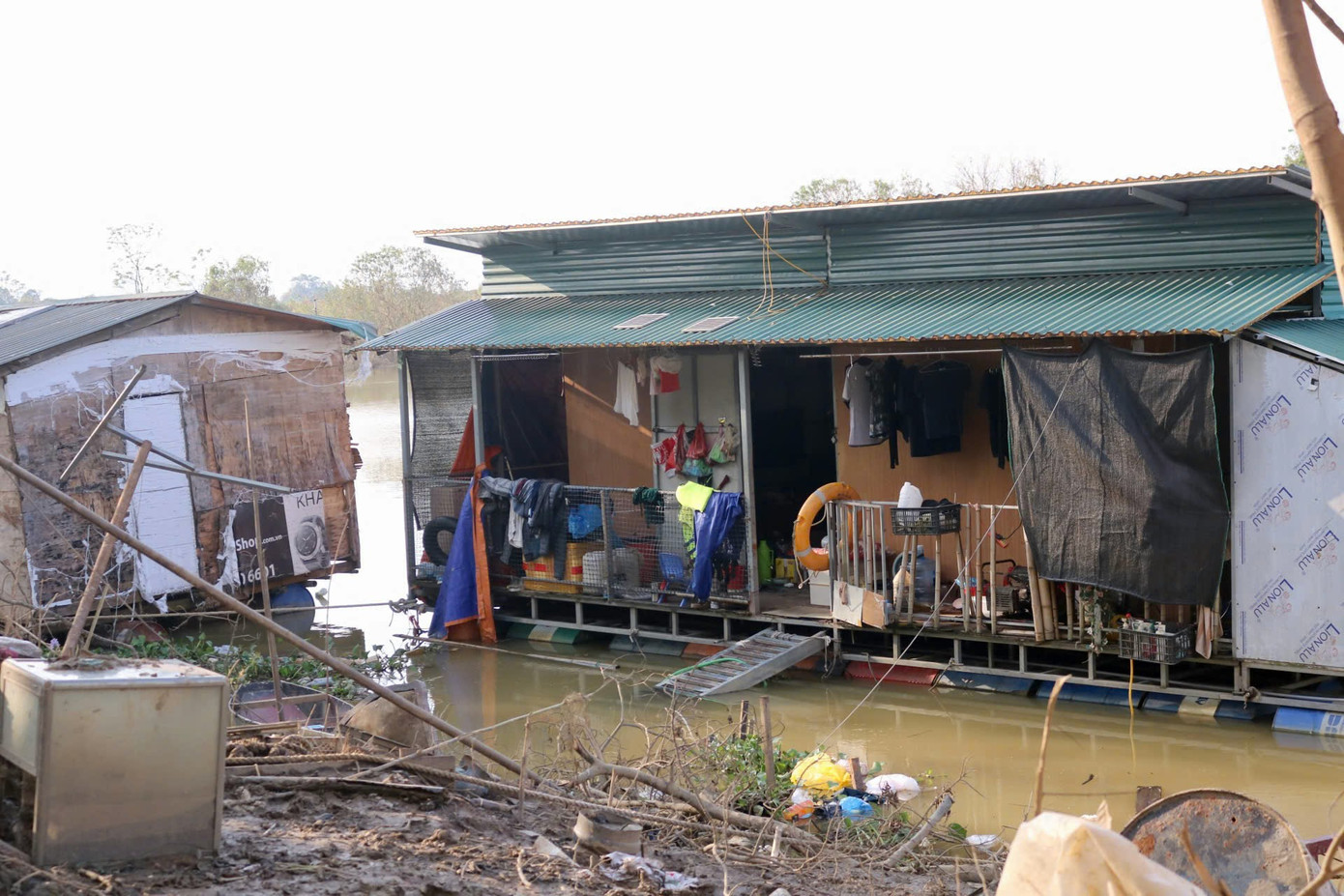 "Xóm phao" nằm ở bãi giữa thuộc phường Ngọc Thụy, quận Long Biên. Đây là nơi "ngụ cư" của nhiều người ở Hải Phòng, Nam Định, Thanh Hóa, Hưng Yên, Bắc Giang, Lạng Sơn... Xóm bắt đầu xuất hiện từ khoảng gần 30 năm về trước khi ông Nguyễn Đăng Được về đây và bắt đầu đặt thuyền mưu sinh. Dần dần nhiều người cũng biết đến và tìm về đây để dựng nhà phao ở. Tuy thành xóm nhưng nơi đây vẫn không có điện, có nước mà phải tự túc hoàn toàn. "Xóm phao" nằm ở bãi giữa thuộc phường Ngọc Thụy, quận Long Biên. Đây là nơi "ngụ cư" của nhiều người ở Hải Phòng, Nam Định, Thanh Hóa, Hưng Yên, Bắc Giang, Lạng Sơn... Xóm bắt đầu xuất hiện từ khoảng gần 30 năm về trước khi ông Nguyễn Đăng Được về đây và bắt đầu đặt thuyền mưu sinh. Dần dần nhiều người cũng biết đến và tìm về đây để dựng nhà phao ở. Tuy thành xóm nhưng nơi đây vẫn không có điện, có nước mà phải tự túc hoàn toàn.