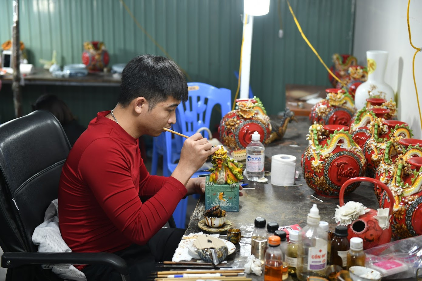 Công đoạn vẽ vàng đòi hỏi sự tỉ mỉ và khéo léo của người thợ.