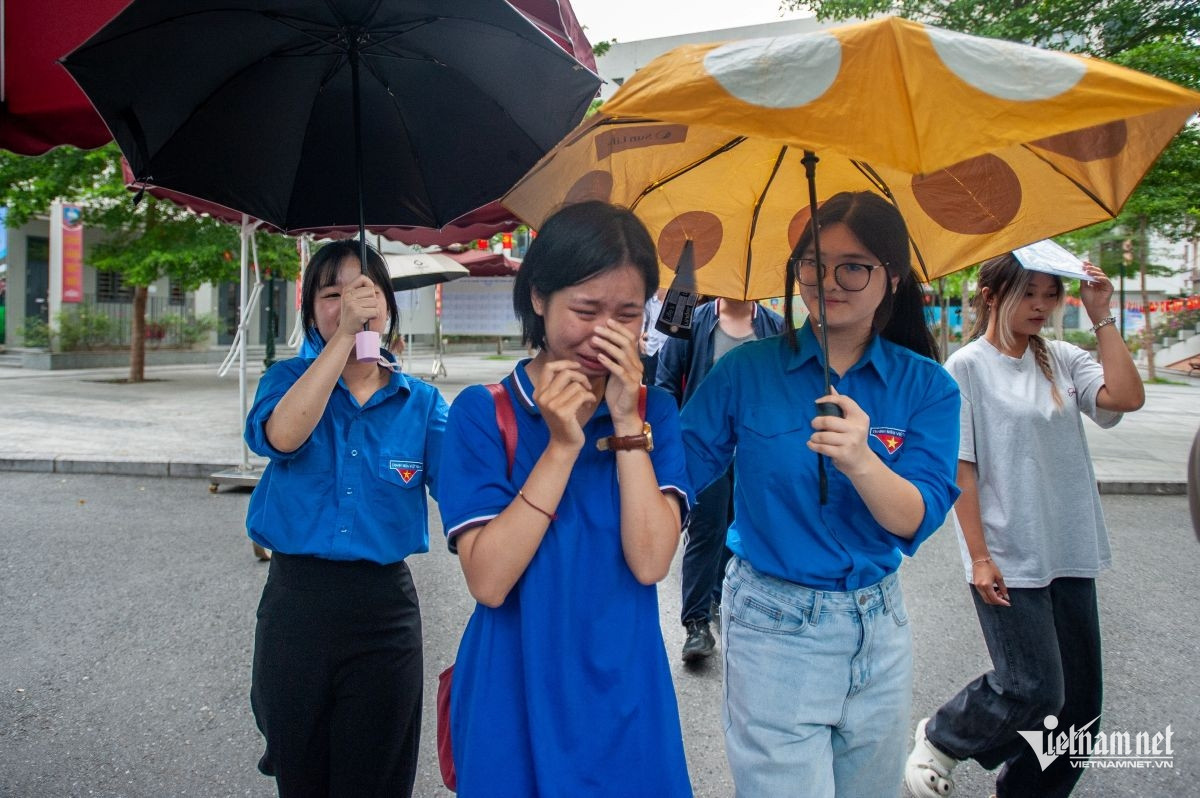 Thí sinh sau buổi thi cuối cùng (theo chương trình GDPT 2018) trong kỳ thi tốt nghiệp THPT 2025. Ảnh: Thế Bằng