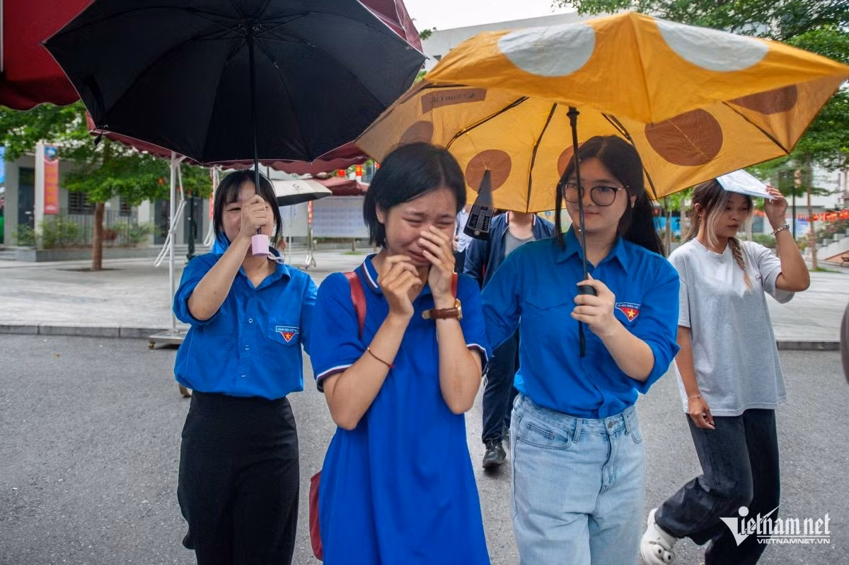 Thí sinh sau buổi thi cuối cùng (theo chương trình GDPT 2018) trong kỳ thi tốt nghiệp THPT 2025. Ảnh: Thế Bằng