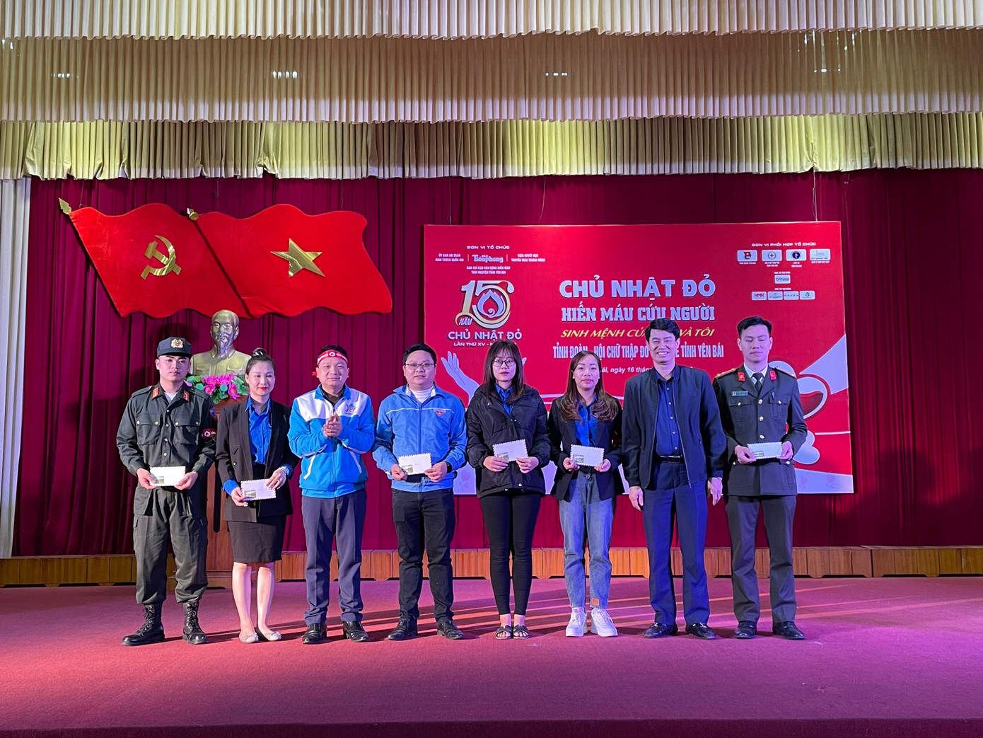 Tại chương trình, nhằm ghi nhận tinh thần hiến máu tình nguyện của các bạn đoàn viên thanh niên trong thời gian qua, Ban Thường vụ Tỉnh Đoàn Yên Bái đã trao tặng quà cho đoàn viên thanh niên, cán bộ Đoàn-Hội tiêu biểu trong hiến máu tình nguyện.