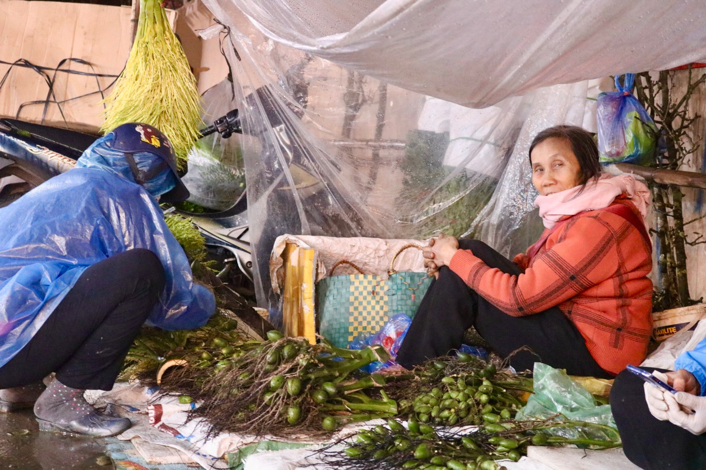 Bà Thơm người bán cau tại chợ Quảng An.