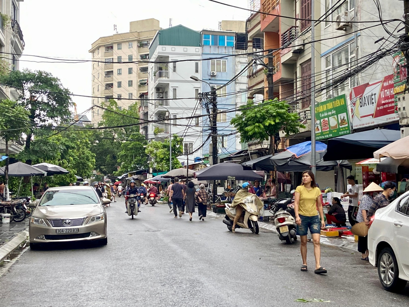 Ghi nhận sáng 8/9 tại các chợ truyền thống Dịch Vọng, Dương Quảng Hàm, chợ Cầu Giấy,... và các chợ cóc, chợ dân sinh lân cận sau khi bão Yagi qua đi, khung cảnh tan hoang, tình hình mua bán không mấy nhộn nhịp. Ghi nhận sáng 8/9 tại các chợ truyền thống Dịch Vọng, Dương Quảng Hàm, chợ Cầu Giấy,... và các chợ cóc, chợ dân sinh lân cận sau khi bão Yagi qua đi, khung cảnh tan hoang, tình hình mua bán không mấy nhộn nhịp.