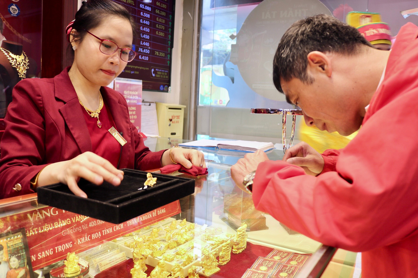 Càng về trưa lượng khách càng đông. Càng về trưa lượng khách càng đông.