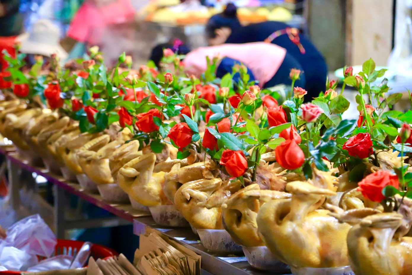 Sản phẩm gà cúng, gà ngậm hoa hồng tại chợ Hàng Bè nổi tiếng với chất lượng và mẫu mã đẹp.