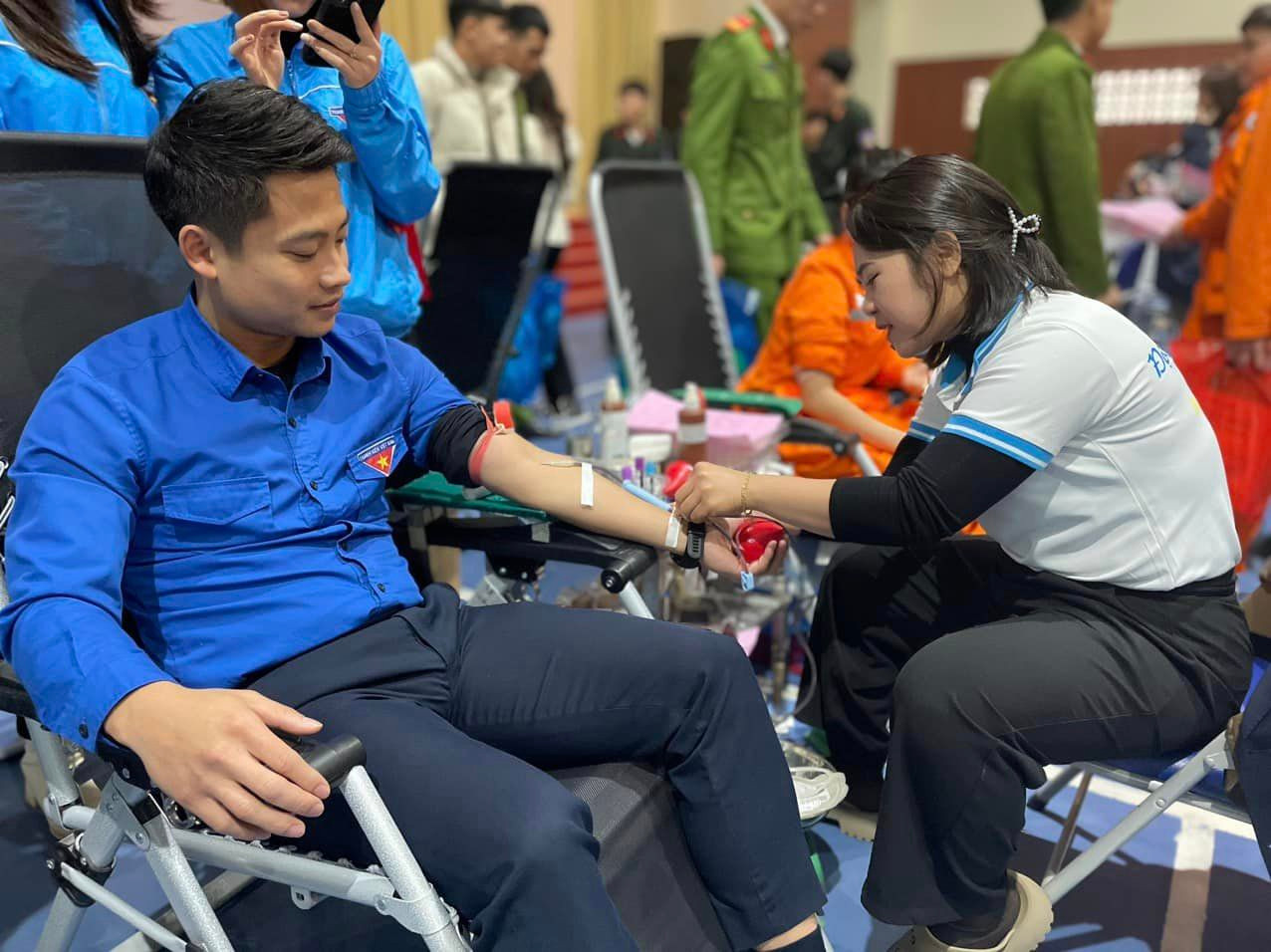 Anh Đồng Mạnh Linh - Phó Bí thư Tỉnh Đoàn Yên Bái tham gia hiến máu tại chương trình Chủ Nhật Đỏ.