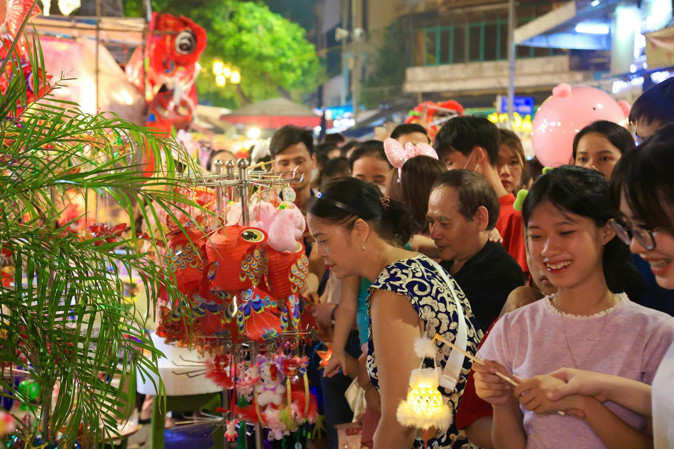 Theo ghi nhận tối 15/9 tại phố Hàng Mã, hàng nghìn người đổ về đây để chơi Tết Trung thu sớm.