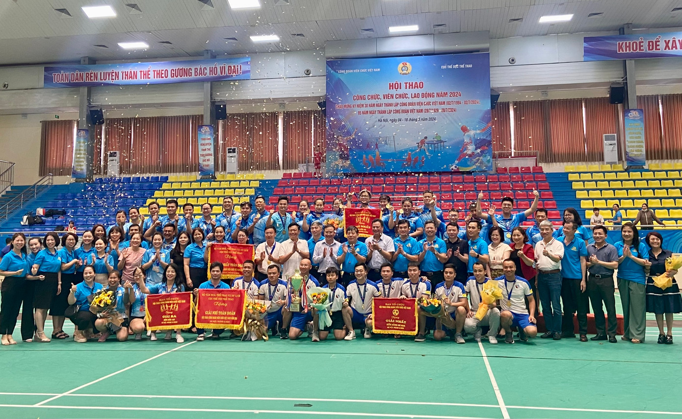 Các đội giành giải nhất chụp ảnh lưu niệm cùng Ban tổ chức.