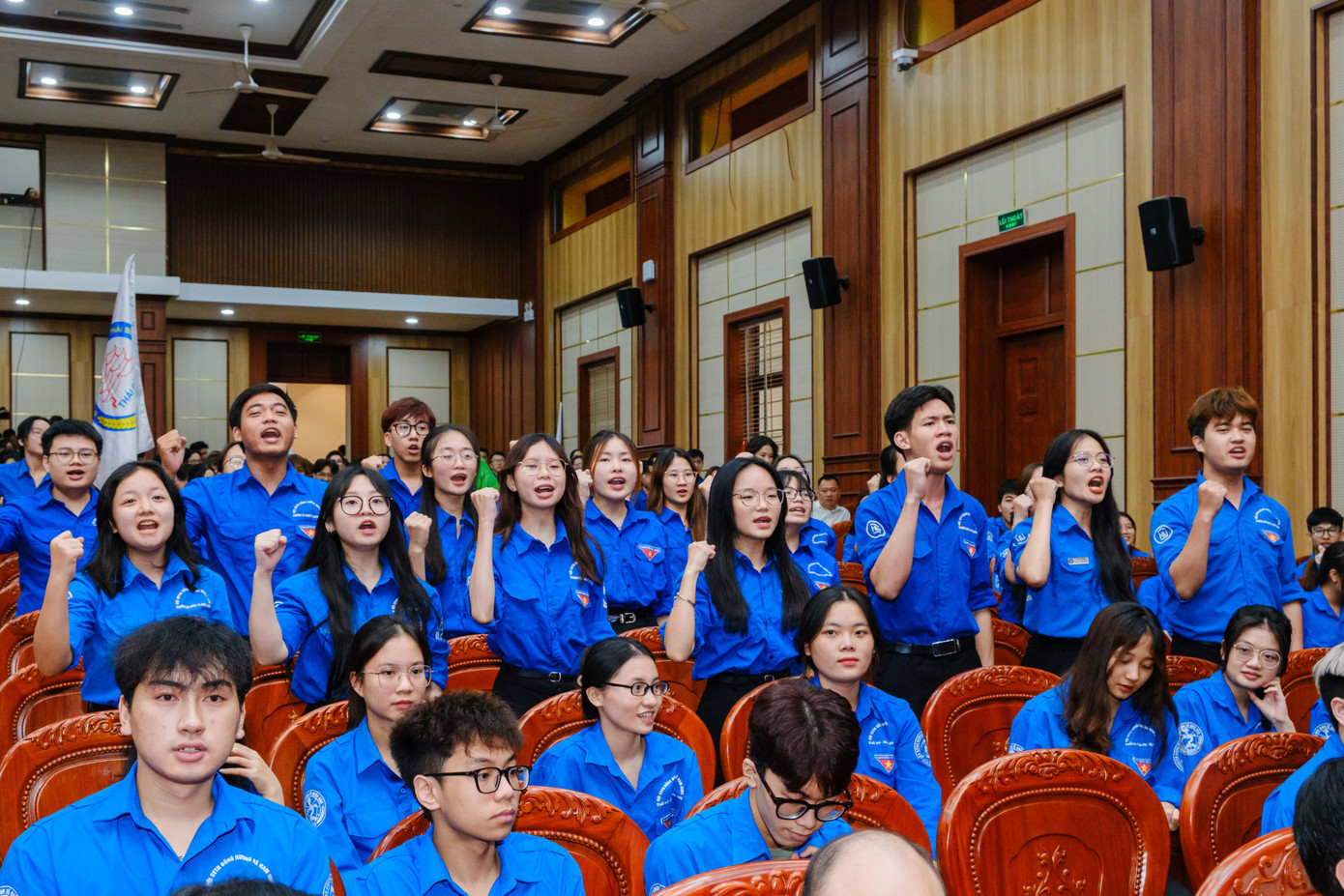 Nhiều thanh niên xung phong hưởng ứng chiến dịch mùa hè xanh.