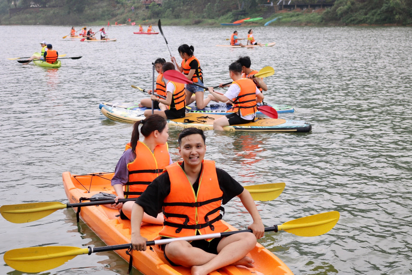 Anh Long cho biết, hồ Đồng Đò là một hồ nước sâu. Để đảm bảo an toàn nhà thuyền sẽ giới hạn số người trên một thuyền là không quá 3 người đối với người lớn và không quá 4 người nếu có cả trẻ em. Nhà thuyền sẽ dặn kỹ du khách luôn mặc áo phao và không được tự ý nhảy xuống thuyền trong quá trình chèo thuyền. Anh Long cho biết, hồ Đồng Đò là một hồ nước sâu. Để đảm bảo an toàn nhà thuyền sẽ giới hạn số người trên một thuyền là không quá 3 người đối với người lớn và không quá 4 người nếu có cả trẻ em. Nhà thuyền sẽ dặn kỹ du khách luôn mặc áo phao và không được tự ý nhảy xuống thuyền trong quá trình chèo thuyền.