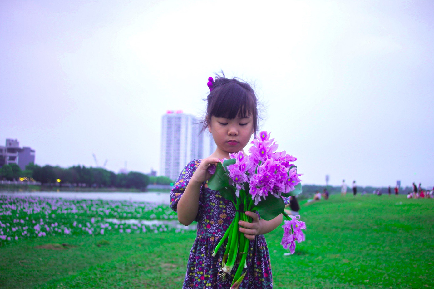 Với không gian thoáng đãng, cách xa khói bụi thành phố, không khí trong lành cùng sắc tím của hoa lục bình là địa điểm lý tưởng cho những bạn có sở thích chụp ảnh. Với không gian thoáng đãng, cách xa khói bụi thành phố, không khí trong lành cùng sắc tím của hoa lục bình là địa điểm lý tưởng cho những bạn có sở thích chụp ảnh.