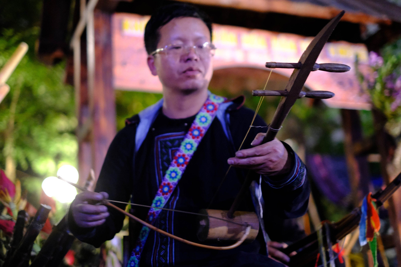 Nhiều dụng cụ âm nhạc dân tộc được người dân đưa từ bản về phố để biểu diễn cho du khách thưởng thức ngay trong đêm hội.