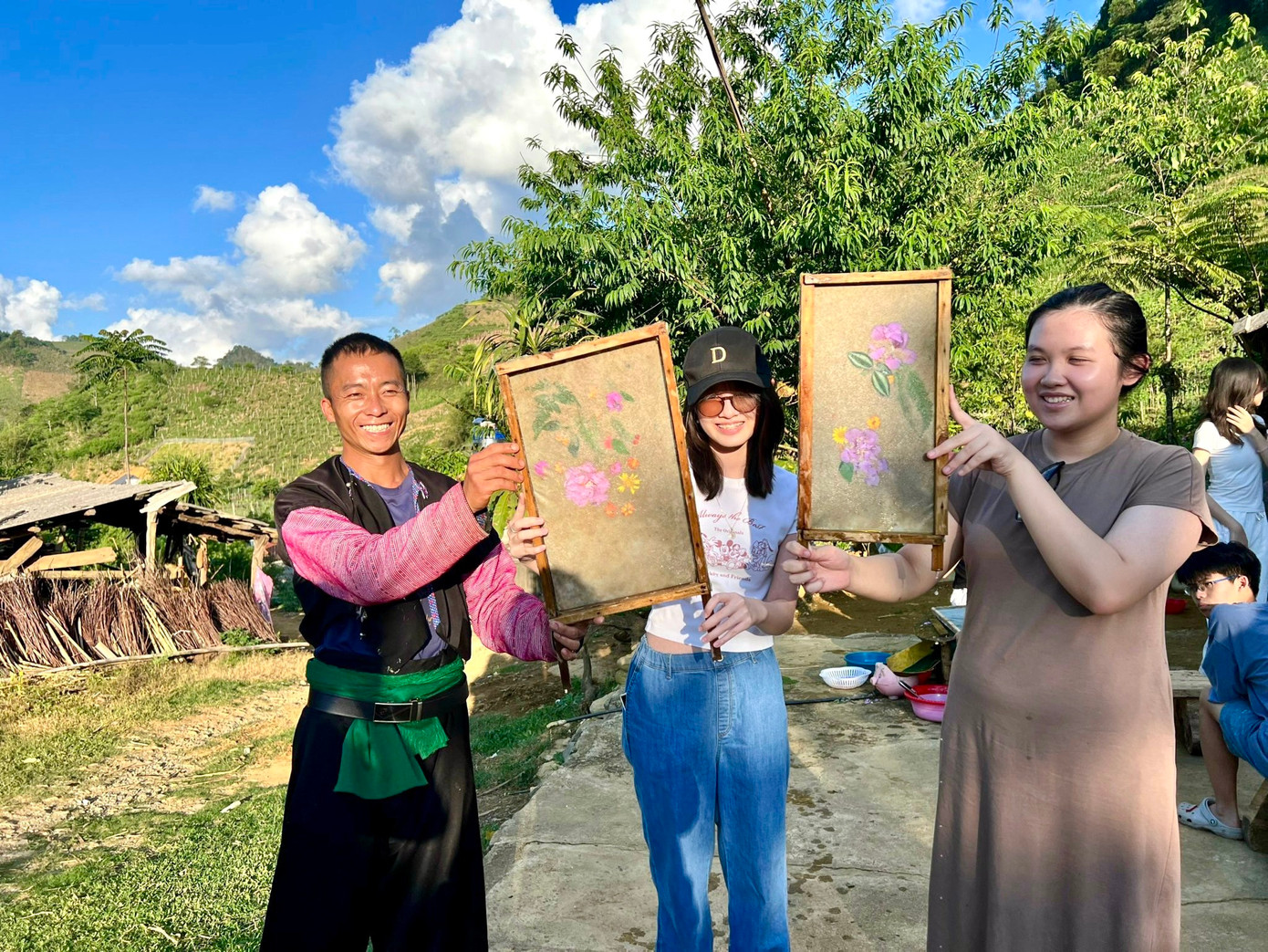 Những sản phẩm tranh giấy độc đáo được hoàn thành. Những sản phẩm tranh giấy độc đáo được hoàn thành.