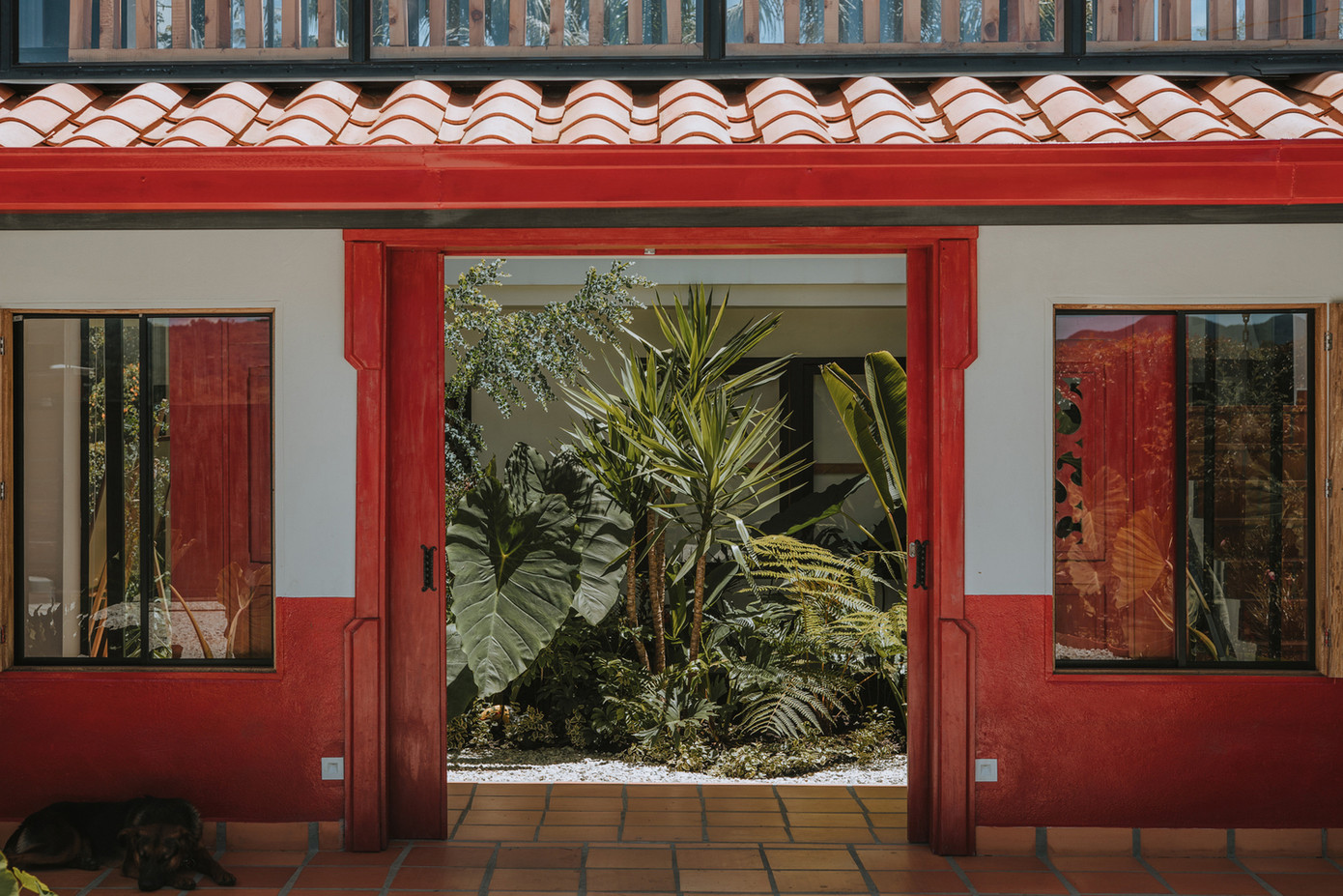 Một số thay đổi đáng chú ý bao gồm việc rút ngắn hiên nhà vì không còn nhu cầu sử dụng như không gian sinh hoạt chung, thêm vào khoảng sân trung tâm tạo cảm giác vừa gần gũi với thiên nhiên, vừa tận dụng được ánh sáng tự nhiên. Một số thay đổi đáng chú ý bao gồm việc rút ngắn hiên nhà vì không còn nhu cầu sử dụng như không gian sinh hoạt chung, thêm vào khoảng sân trung tâm tạo cảm giác vừa gần gũi với thiên nhiên, vừa tận dụng được ánh sáng tự nhiên.