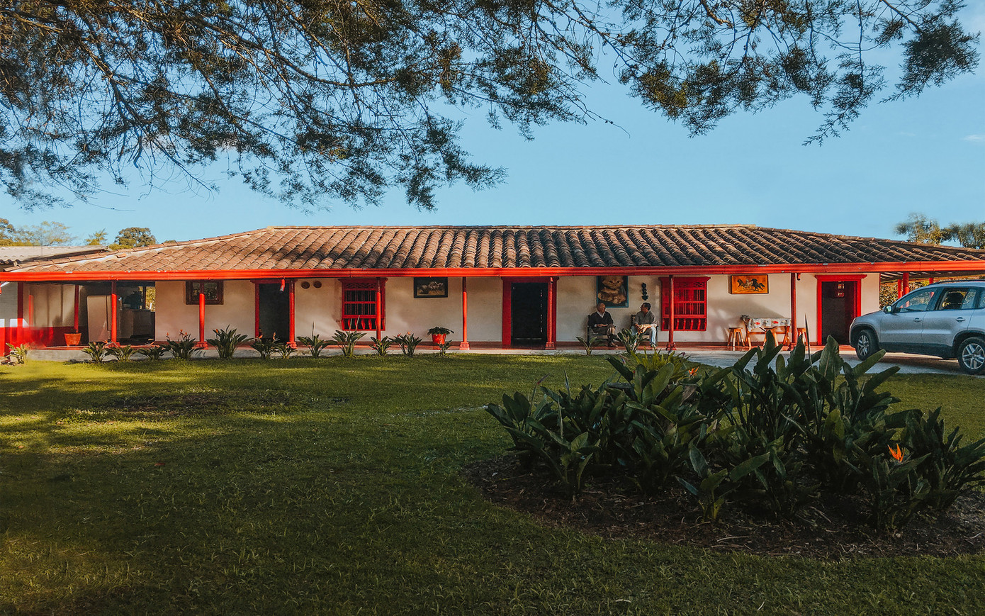 Khối nhà cũ đảm nhiệm các không gian sinh hoạt chung như phòng khách, bếp, phòng ăn và giặt đồ. Khối nhà cũ đảm nhiệm các không gian sinh hoạt chung như phòng khách, bếp, phòng ăn và giặt đồ.