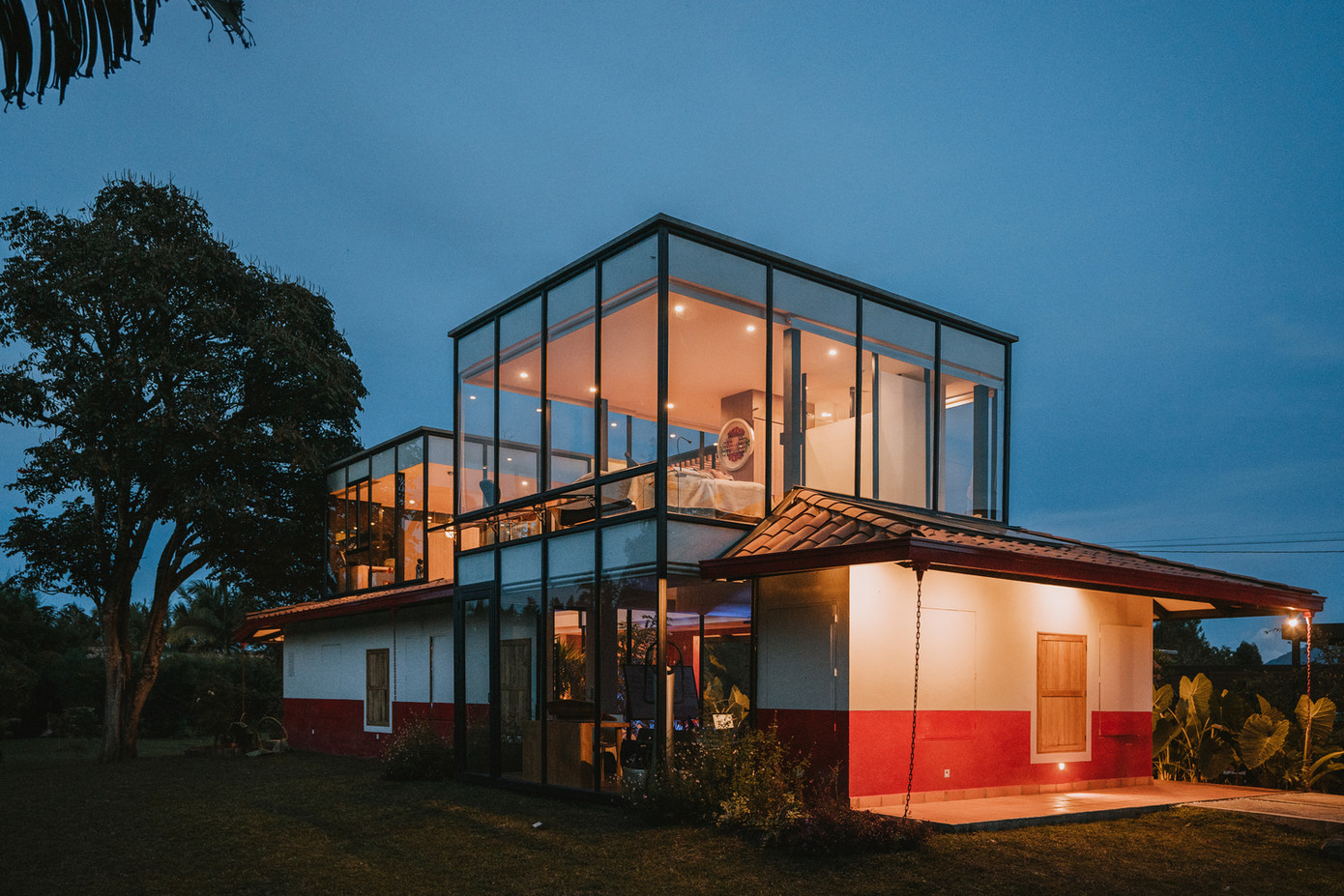 Phần xây mới nổi bật với hai khối kính ở tầng trên - xuất phát từ mong muốn của gia chủ được tận hưởng góc nhìn toàn cảnh 360 độ chưa từng có về vùng đất xung quanh. Những khối kính này hoàn toàn khác biệt với kiến trúc ban đầu, không cố gắng hoà nhập mà ngược lại làm nổi bật lối sống hiện đại, cởi mở của thế hệ hiện tại. Phần xây mới nổi bật với hai khối kính ở tầng trên - xuất phát từ mong muốn của gia chủ được tận hưởng góc nhìn toàn cảnh 360 độ chưa từng có về vùng đất xung quanh. Những khối kính này hoàn toàn khác biệt với kiến trúc ban đầu, không cố gắng hoà nhập mà ngược lại làm nổi bật lối sống hiện đại, cởi mở của thế hệ hiện tại.