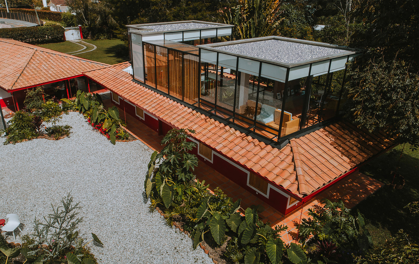 Ngay từ khởi điểm, mục tiêu chính của dự án là bảo tồn ngôi nhà cũ – nơi đã gắn bó với gia đình chủ sở hữu qua nhiều thế hệ. Lấy cảm hứng từ kiểu kiến trúc bản địa đặc trưng của khu vực, ngôi nhà mới được xây dựng nhằm tiếp tục phát triển và trường tồn theo thời gian. Ngay từ khởi điểm, mục tiêu chính của dự án là bảo tồn ngôi nhà cũ – nơi đã gắn bó với gia đình chủ sở hữu qua nhiều thế hệ. Lấy cảm hứng từ kiểu kiến trúc bản địa đặc trưng của khu vực, ngôi nhà mới được xây dựng nhằm tiếp tục phát triển và trường tồn theo thời gian.