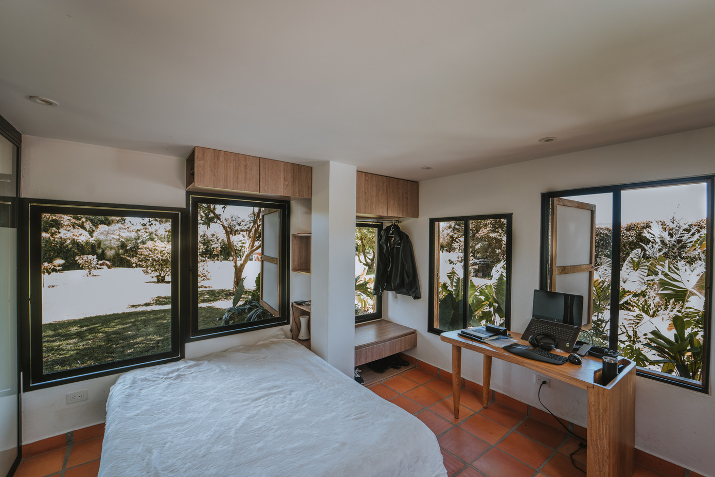 Khối nhà mới chứa phòng ngủ, phòng tắm và khu vực học tập cho gia đình. Khối nhà mới chứa phòng ngủ, phòng tắm và khu vực học tập cho gia đình.