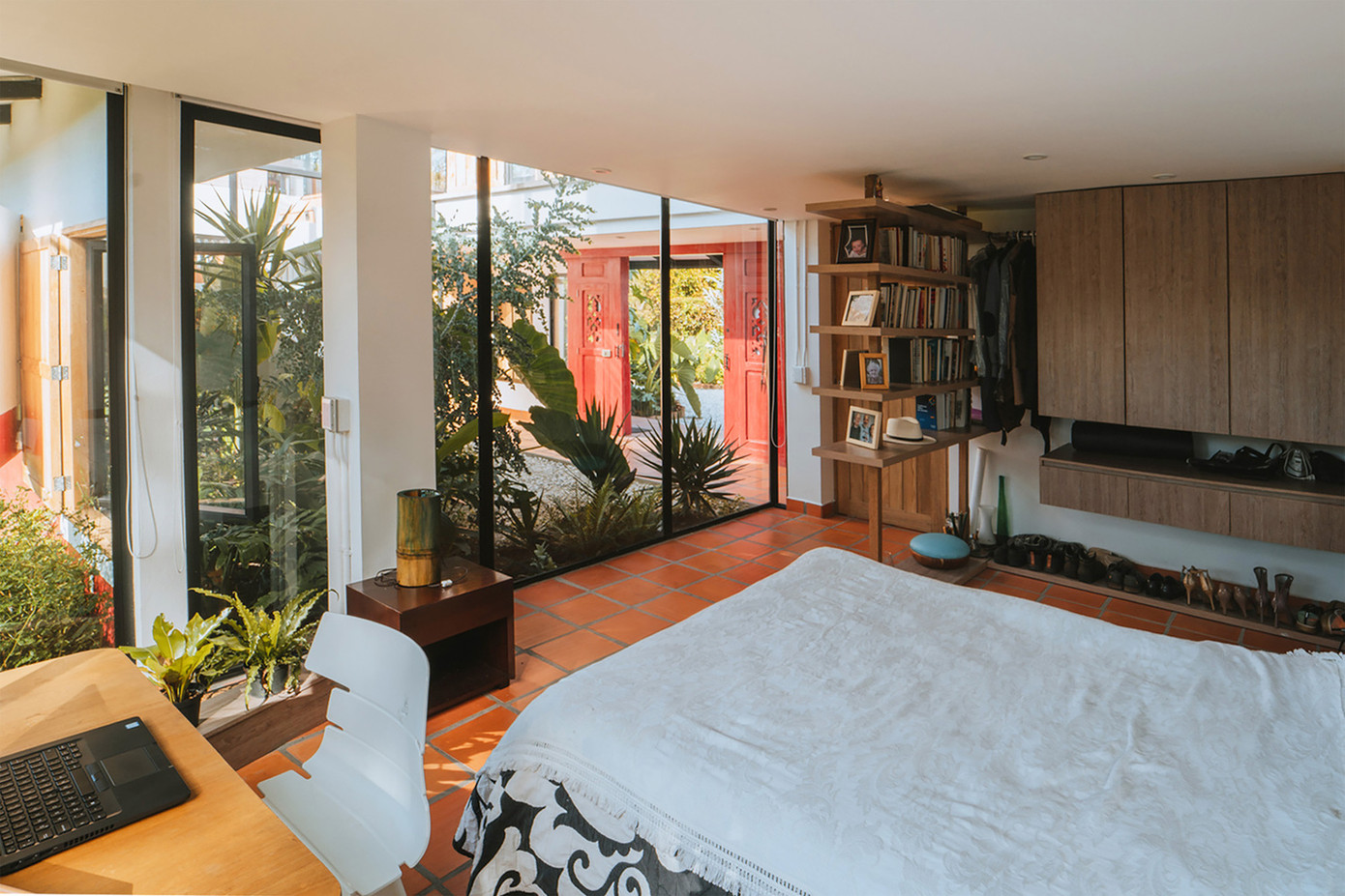 Bên trong nhà khá kín đáo, là không gian sinh hoạt chính, chỉ mở ra bằng vài cửa sổ và cửa chính có hoa văn - một chuỗi đặc rỗng nối tiếp nhau cho phép kết nối với khu vườn và cảnh quan ngoài trời mà không phá vỡ cảm giác riêng tư. Bên trong nhà khá kín đáo, là không gian sinh hoạt chính, chỉ mở ra bằng vài cửa sổ và cửa chính có hoa văn - một chuỗi đặc rỗng nối tiếp nhau cho phép kết nối với khu vườn và cảnh quan ngoài trời mà không phá vỡ cảm giác riêng tư.