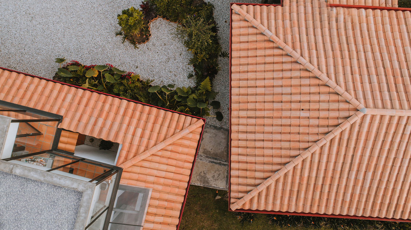 Hai khối nhà được liên kết một cách tinh tế qua hệ mái ngói đất nung đồng điệu, với hai hiên nhà kéo dài nhưng không chạm vào nhau, tạo nên một khoảng mở nhỏ - biểu tượng cho sự chuyển giao công năng. Hai khối nhà được liên kết một cách tinh tế qua hệ mái ngói đất nung đồng điệu, với hai hiên nhà kéo dài nhưng không chạm vào nhau, tạo nên một khoảng mở nhỏ - biểu tượng cho sự chuyển giao công năng.