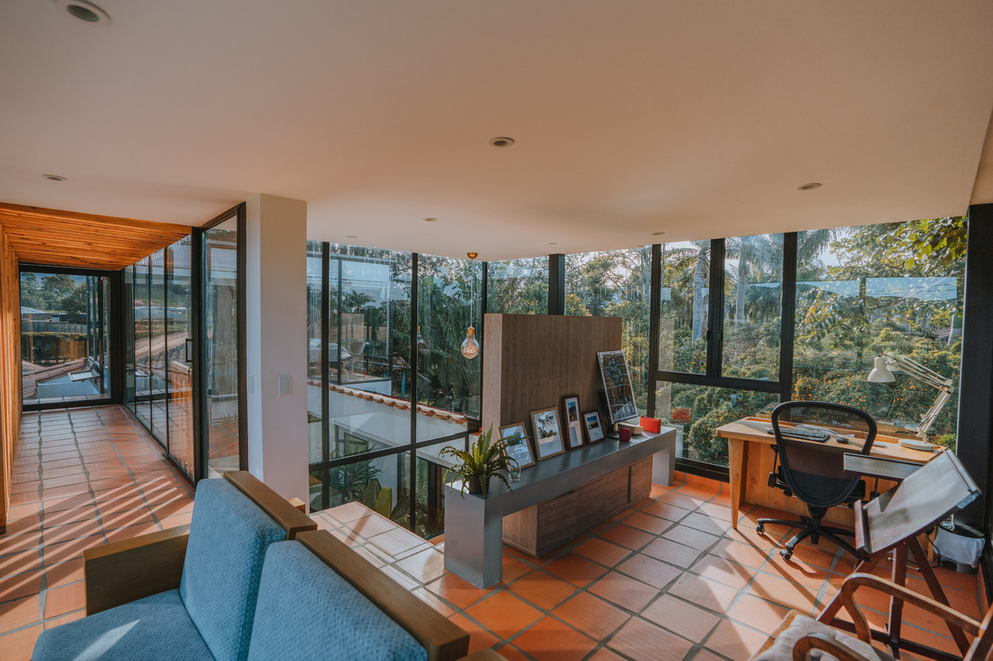 Việc chuyển đổi công năng của ngôi nhà cũ và bố trí các không gian riêng tư vào phần xây dựng mới đã tạo ra những chuyển động đặc biệt trong cách con người sống và tương tác với không gian nơi đây. Việc chuyển đổi công năng của ngôi nhà cũ và bố trí các không gian riêng tư vào phần xây dựng mới đã tạo ra những chuyển động đặc biệt trong cách con người sống và tương tác với không gian nơi đây.